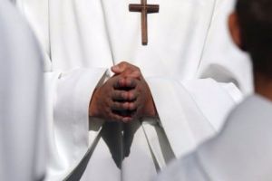 REVOLTĂTOR. Un PREOT catolic A VIOLAT mai mulţi minori, printre care şi un COPIL ROMÂN. Ce pedeapsă a primit acesta