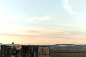 FOTO-VIDEO ȘTIREA TA: Camion răsturnat pe marginea drumului, între Șibot şi Vinerea