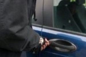 Un tanar de 20 de ani a ramas fara masina dupa ce a lasat-o nesupravegheata si cu cheile in contact