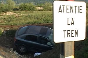 Femeie în stare gravă! Maşină lovită de tren la Tăşnad