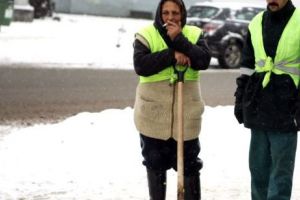 ACCIDENT de muncă ÎNGROZITOR. Un bărbat de la salubritate i-a TĂIAT nasul unui coleg cu LOPATA