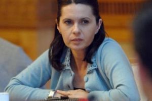 Adriana SĂFTOIU, AUDIATĂ la DIICOT. Fosta CONSILIERĂ a lui BĂSESCU, chemată să dea declaraţii într-un dosar de infracţiuni economice