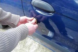 Hoţii au spart duminică noapte mai multe Dacii Logan, în Suceava