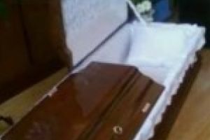 FOTO: Un roman isi vinde sicriul care e aproape nou, folosit cateva zile / Nu ar spune “nu” nici unui schimb cu un iPhone