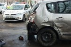 GALERIE FOTO: Accident pe Bulevardul Independentei/ Unul dintre soferii implicati a facut atac de panica