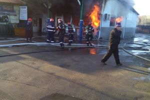 INCENDIU URIAS la un service auto din Campina