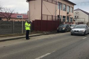 FOTO RAZIE a poliţiştilor în Alba Iulia şi localităţile arondate: O persoană reţinută, peste 200 de maşini verificate, controale la firme şi amenzi de peste 45.000 de lei