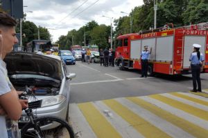 Accident cu 4 masini pe Bd. Castanilor, la London House