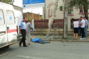 Muncitor in stare grava dupa ce a cazut de pe un stalp de electricitate, la Sotriile