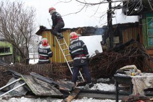Incendiu intr-o gospodarie din comuna Plopu. Au murit 9 animale, proprietarul a suferit si el arsuri