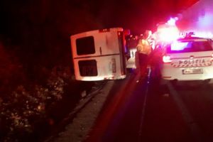 Un microbuz s-a răsturnat în apropiere de Călimăneşti
