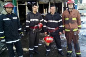 Ei sunt pompierii EROI care s-au luptat cu flacarile, la service-ul auto din Campina
