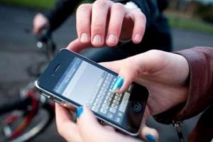 Tineri prinşi după ce au lovit un sibian şi i-au luat mobilul