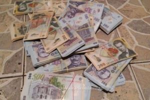 500.000 de lei, găsiţi îngropaţi în curtea unui român. Cu ce se ocupă acesta