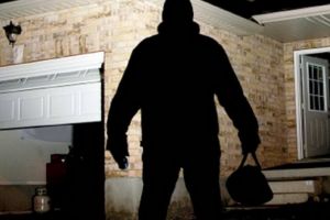 Hoţ cu palmares, la 23 de ani: Autorul unor spargeri din Oradea, identificat de poliţişti