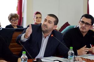 Incompatibil, deci bun: Consilierii PSD şi ALDE l-au pus 