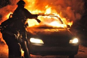 Maşină cuprinsă de flăcări, la Cumpărătura