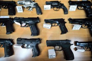 Control al poliţiştilor la un armurier din Ploieşti. Peste 200 de arme şi aproape 9.000 de unităţi de muniţie ridicate pentru cercetări