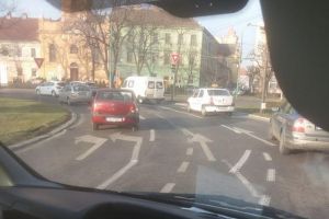 Marcaje haotice in una dintre cele mai circulate intersectii din Timisoara. Exista o explicatie