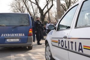 Culmea tupeului: Sa conduci fara permis o masina fara numere si sa opresti pentru a dojeni jandarmi