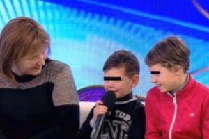 Povestea SFÂȘIETOARE a bunicii care nu vrea să-şi lase nepoţii pe mâna statului! Părinţii nu-i mai vor: „Nu pot fără ei” 