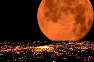 Eveniment celest extrem de rar: Super Luna albastra sangerie va putea fi vazuta maine. Spectacolul a mai avut loc in 1866!