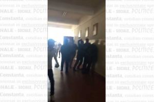 Imagini care va pot afecta emotional:Copil batut crunt la o scoala gimnaziala din Constanta. Agresoarele, trei femei