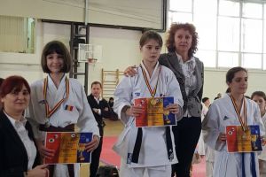 Uniţi în jurul podiumului