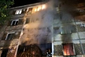 Incendiu la un bloc din Vulcan. 35 de persoane au fost evacuate, iar 10 au ajuns la spital, în urma intoxicării cu fum