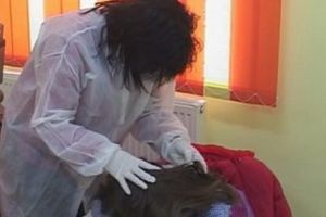 Aproximativ 200 de elevi s-au întors din vacanţă cu păduchi