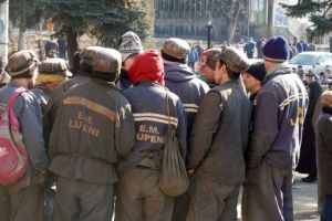 „Revoluţia fiscală” e pe cale să-i lase fără salarii pe angajaţii CEH. Liderii sindicali spun că, în cel mult două luni, Complexul Energetic Hunedoara va avea mari probleme cu plata salariilor, dacă nu se iau urgent măsuri