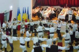 Portul Popular, „vedetă” la bal: cântec, joc şi voie bună în straie tradiţionale româneşti