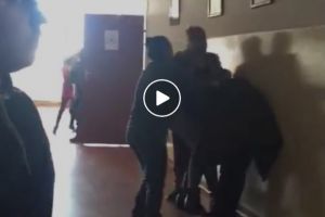 VIDEO/ Elev BĂTUT cu BESTIALITATE pe holul şcolii (IMAGINI ŞOCANTE!)
