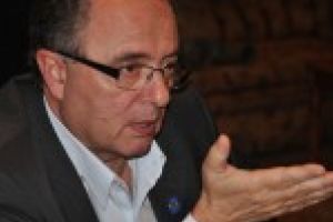 S-a înţeles cu procurorul în dosarul maşinilor furate pentru VIP-uri! Fostul prefect de Caraş-Severin s-a umplut de penibil!