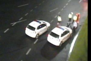 Exclusiv EVZ. ACUM POȚI VEDEA FILMUL COMPLET! BĂTAIA dintre Poliţie şi Boureanu. Poliţiştii AU PUS un măturător să ȘTEARGĂ URMELE. VIDEO