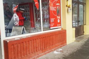 Poliţiştii făgărăşeni, pe urmele unor persoane necunoscute care au spart geamul unui magazin de telefonie mobilă