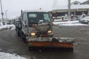 Soferul unui utilaj de deszapezire, prins baut la volan, pe DN 1