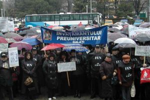 Dascălii gălăţeni se raliază protestelor organizate azi în faţa Ministerului Educaţiei