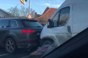 FOTO. Sătmărean prins într-un carambol la Cluj. 5 maşini avariate