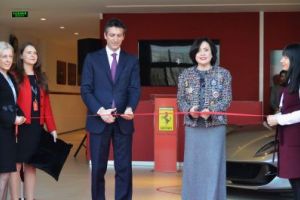 La Otopeni, căluţul cabrat îşi aşteaptă cumpărătorii. Cel mai nou showroom din Europa, dedicat 100% mărcii Ferrari, s-a deschis în Ilfov
