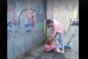 Răfuială în plină stradă între două eleve de clasa a IX-a