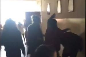 De la şcoală, la spital: Elev de 14 ani, bătut crunt de mamele altor trei copii (VIDEO)