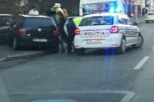 Cluj-Napoca: Femeie lovit de o maşină care a luat-o la vale. Era parcată fără frâna de mână trasă - FOTO