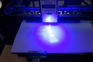 Un elev de la „Nicu Gane” a realizat o imprimantă ce permite desenarea şi gravarea pe ...