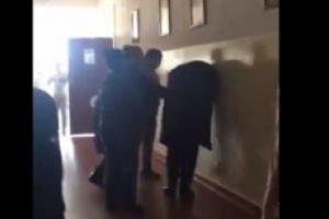 Un elev de gimnaziu a fost bătut de trei mame chiar în şcoală. A ajuns la spital