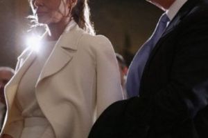 Melania Trump IMPASIBILĂ şi DISTANTĂ după DEZVĂLUIRILE despre RELAŢIILE PERICULOASE ale SOŢULUI