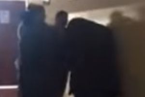 VIDEO: Scene SOCANTE intr-o scoala din Romania / Un elev a fost batut cu pumnii si picioarele de trei mame