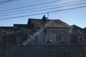 DOICEȘTI: Un bărbat ameninţă că se sinucide