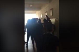 Elev bătut cu pumnii şi picioarele de trei mame, o ambulanţă a fost chemată de urgenţă VIDEO