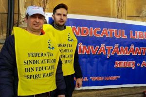 FOTO: Delegaţie de la SLI Sebeş, la pichetul de protest contra comasărilor de şcoli organizat de FSE ”Spiru Haret”